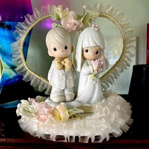 Precious moments couple, wedding statue with heart and base